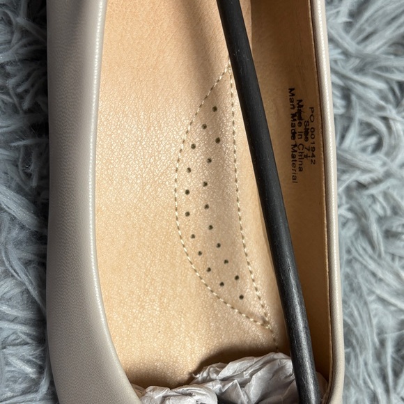 NWT Journee Collection Saur Pumps in Grey - Picture 9 of 14